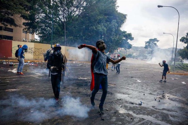 Cuerpos de seguridad redoblan la represión en las marchas. La resistencia sigue. Foto: EFE