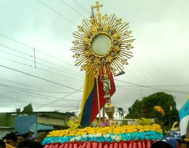 Foto: El Santísimo salió en procesión por la esperanza y la vida en Ciudad Bolívar / Cortesía 