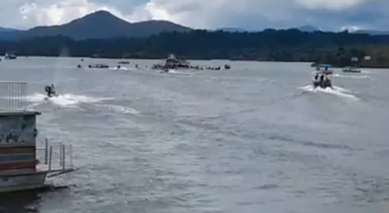 Foto: Embarcación con unos 150 turistas naufraga en represa de Colombia / Blue Radio 