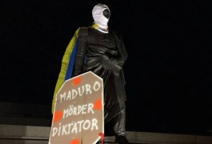 La estatua de Bolívar en Berlín: Encapuchado y con un letrero “Maduro Diktator” (fotos)