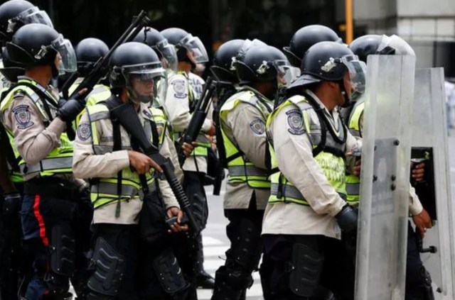 Efectivos de la Policía Nacional reprimen una protesta opositora (Reuters)