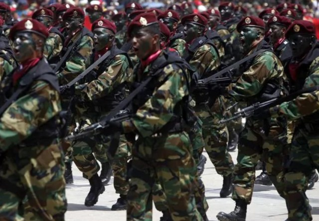Soldados del Ejército Nacional, en uno de los tantos desfiles que organiza el gobierno (EFE)