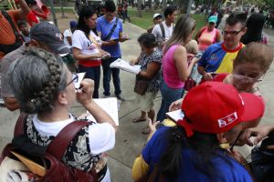 Chavismo entrega los recaudos de los pre-candidatos para la ANC