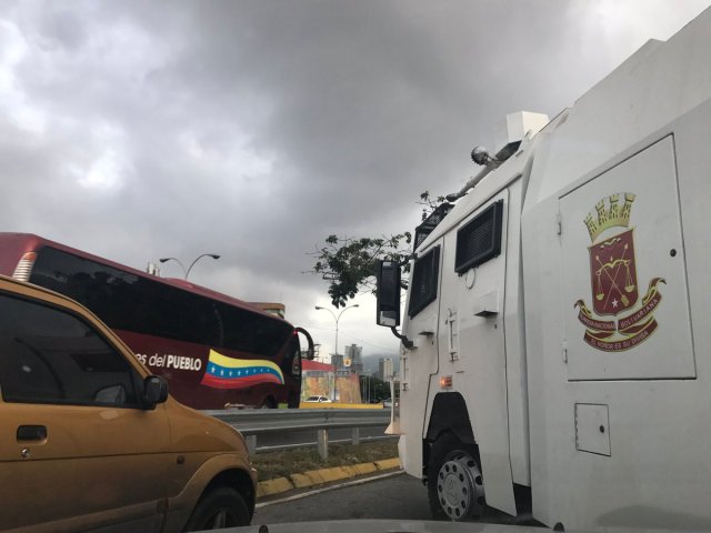 Foto: GNB cierra el paso en PLaza Venezuela / Valeria Valle 
