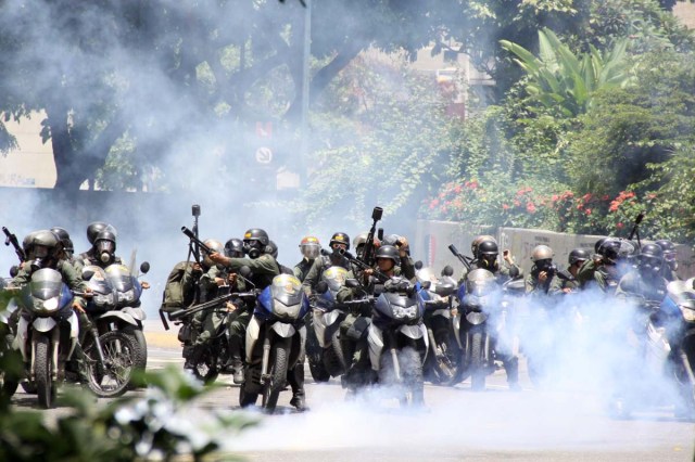 GNB reprime a manifestantes que se concentraban en Altamira / Foto: @LuisOspinoA