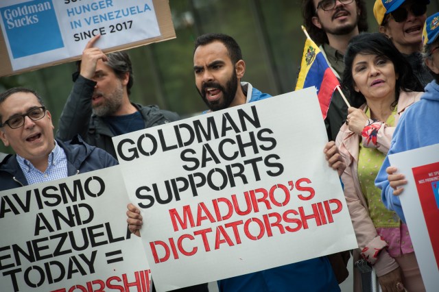 Venezolanos protestan en EEUU contra la firma de inversionistas Goldman Sachs. Foto: AFP