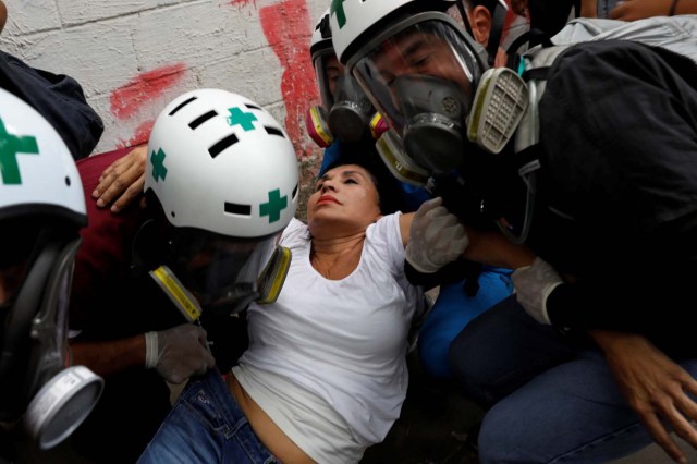 Volunteer members of a primary care response team help an injured demonstrator during the 'march of the empty pots' against Venezuelan President Nicolas Maduro's government in Caracas, Venezuela, June 3, 2017. REUTERS/Carlos Garcia Rawlins