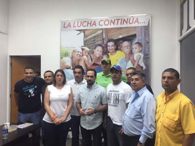 El coordinador regional del partido Primero Justicia en el estado Aragua junto a integrantes del Comité de Rescate de la Democracia