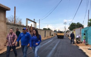 Eveling de Rosales inspecciona trabajos de asfaltado en sector Guanipa Matos