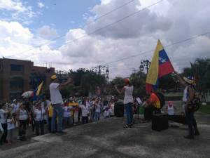 Mujeres tomaron las calles de Tucaní exigiendo libertad (+fotos)
