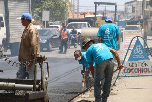 Alcalde Cocchiola asfalta en avenida principal de Flor Amarillo