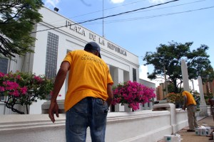 Alcaldesa Eveling de Rosales continúa plan de limpieza y ornato en plazas de Maracaibo