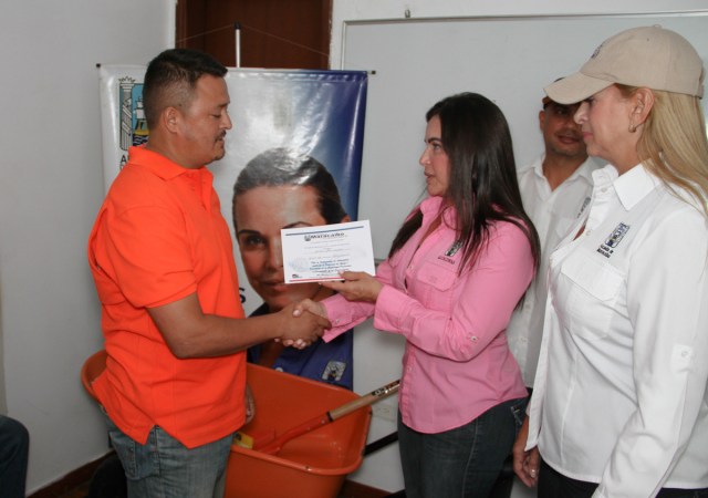 La alcaldesa Eveling de Rosales entrega kits de albañilería a familias de Maracaibo