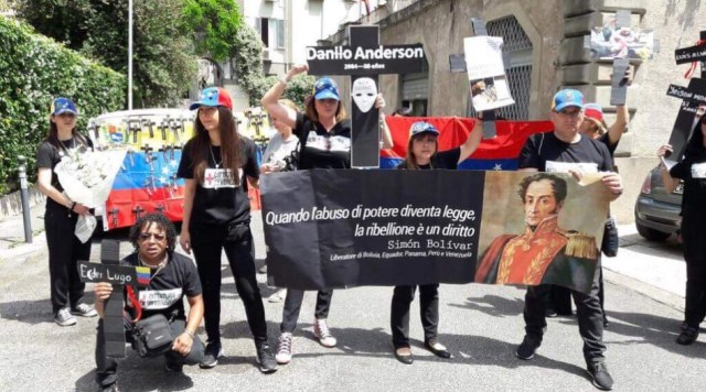 Venezolanos protestan ante embajada de Venezuela en Italia