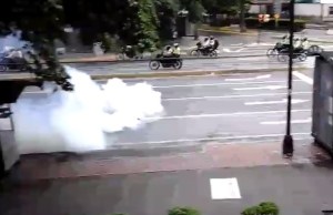 Hasta “Cheverito” respiró gas: PNB bombardea lacrimógenas en AUSENCIA de manifestantes (VIDEO)