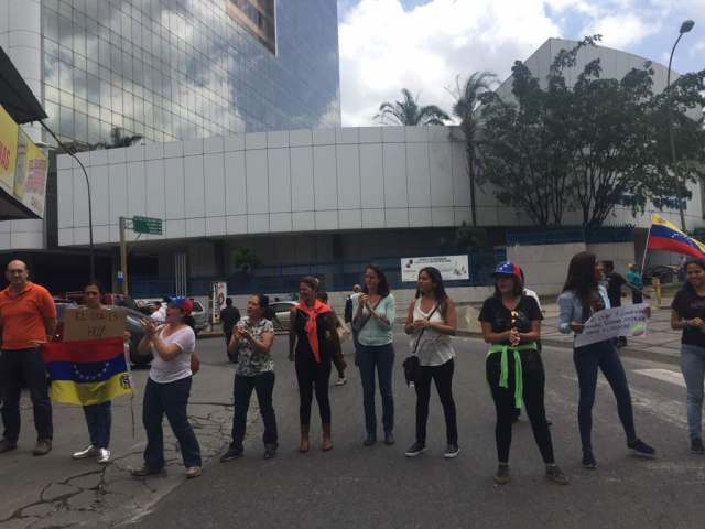 Manifestantes cierran la avenida Francisco de Miranda contra el Gobierno de Maduro, la represión y la Constituyente / Foto: Régulo Gómez - La Patilla