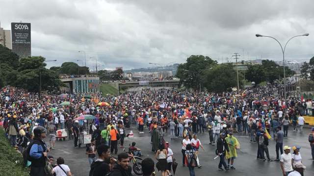 Manifestantes concentrados en la Francisco Fajardo frente a la Carlota / Foto: Gabriela Gómez - La Patilla 