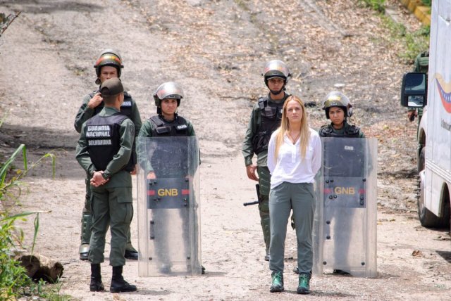 La esposa de Leopoldo López, Lilian Tintori denunció que no le permitieron el ingreso a la cárcel de Ramo Verde.