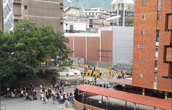 Funcionarios de la GNB esperan a manifestantes metros antes de VTV #2Jun