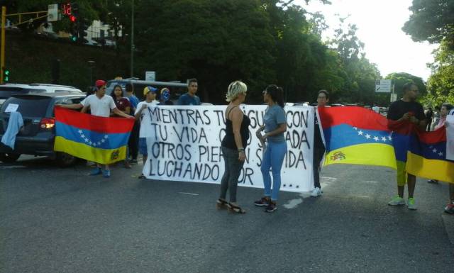 Manisfestación en la Avenida principal de El Cafetal. Foto: Lapatilla.com
