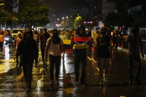 Independiente de la cancelación, la lluvia y la noche; los venezolanos honraron a Fabián Urbina este #20Jun (FOTOS)