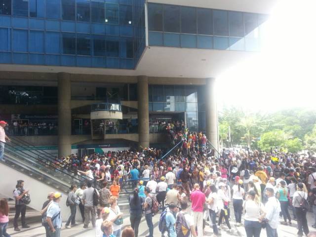 Manifestantes llegan a Parque Cristal. Foto: Pamela Toledo.