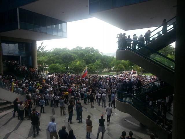 Manifestantes llegan a Parque Cristal. Foto: Pamela Toledo.
