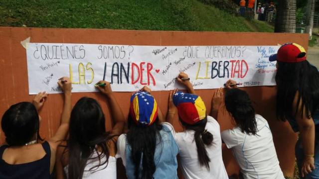 Foto: Primas de Neomar Lander dejaron mensaje durante su entierro / El Nacional 