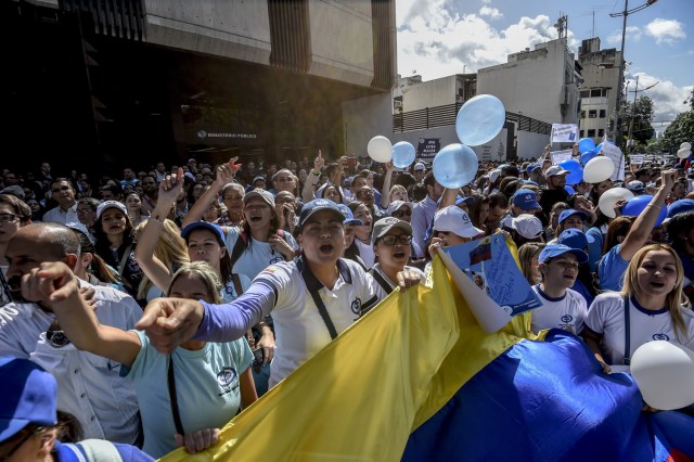 General Prosecutor's office employees demonstrate in support of Attorney General Luisa Ortega in Caracas on June 19 , 2017.   Venezuela's Supreme Court on Friday rejected a bid to put on trial several senior judges accused of favoring embattled President Nicolas Maduro as he clings to power in the face of deadly unrest. / AFP PHOTO / JUAN BARRETO