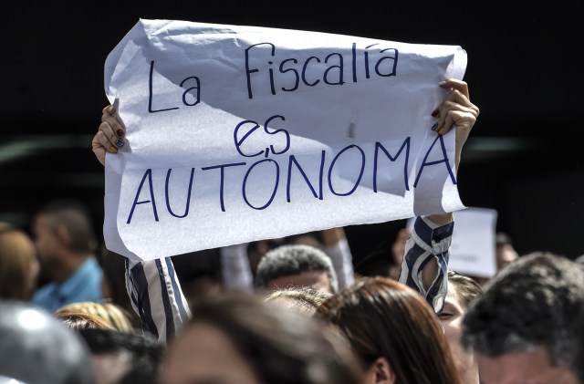 General Prosecutor's office employees demonstrate in support of Attorney General Luisa Ortega in Caracas on June 19 , 2017.   Venezuela's Supreme Court on Friday rejected a bid to put on trial several senior judges accused of favoring embattled President Nicolas Maduro as he clings to power in the face of deadly unrest. / AFP PHOTO / JUAN BARRETO