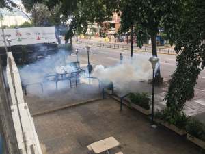 Cuerpos de in-seguridad lanzan bombas lacrimógenas en Centro Plaza (Foto+Video)