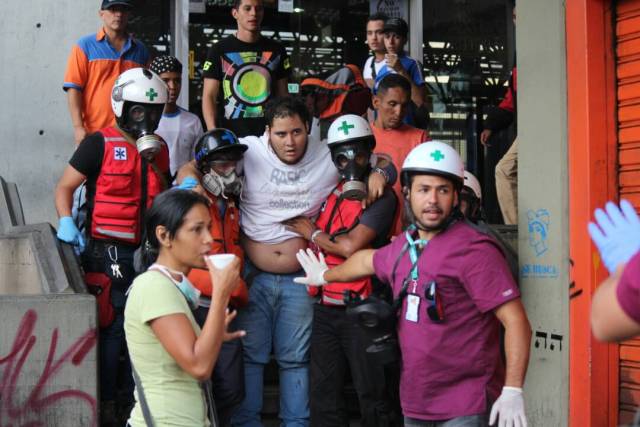 Personas afectadas tras la represión de la GNB en la Plaza Francia en Altamira, Foto: Lapatilla /Régulo Gómez 