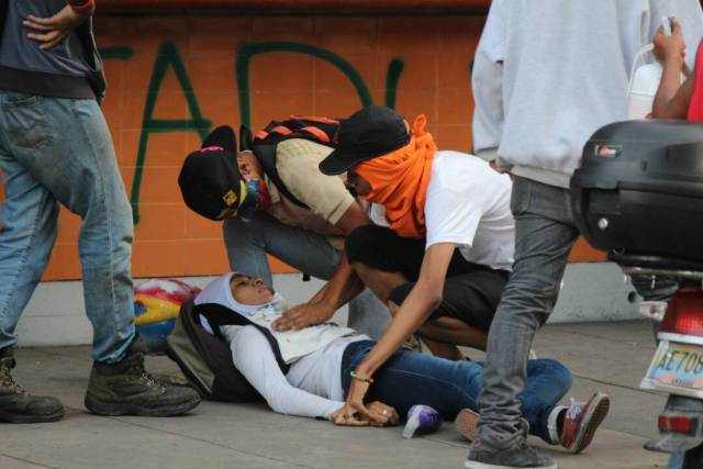 Personas afectadas tras la represión de la GNB en la Plaza Francia en Altamira, Foto: Lapatilla /Régulo Gómez 