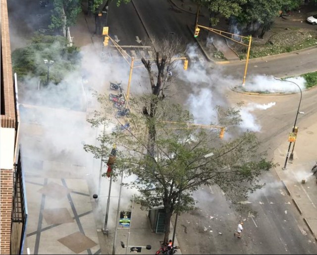 Funcionarios reprimen a manifestantes que se concentraban en el Multiplaza Paraíso / Foto: @auspy
