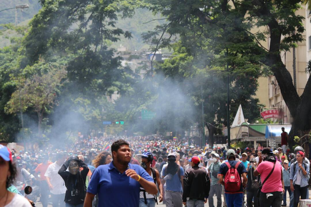 Reprimen a manifestantes en Altamira a la altura de la Británica #5Jun