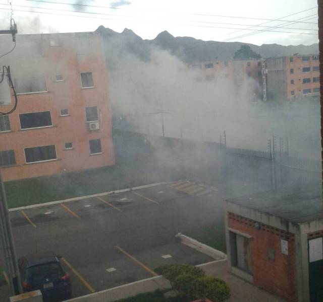 GNB lanza lacrimógenas desde los techos de los edificios en Los Tulipanes. 