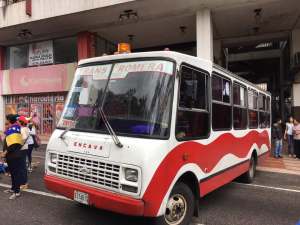 Encapuchados retienen autobus en San Cristóbal #24Jun (fotos)