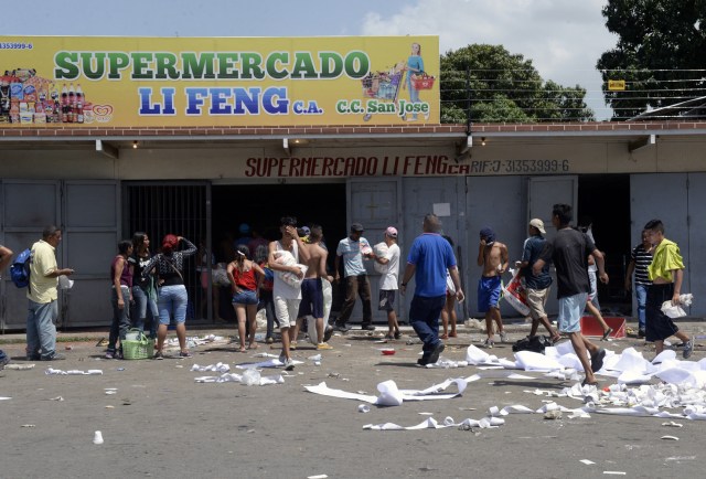 La gente saquea un supermercado en Maracay, estado de Aragua, Venezuela el 27 de junio de 2017. / AFP PHOTO / FEDERICO PARRA