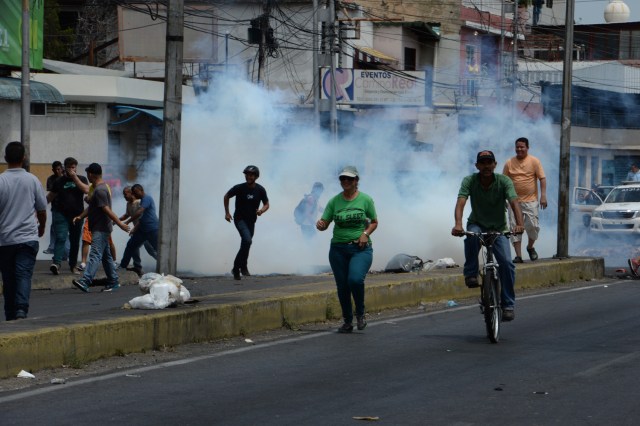 Contenido gráfico / Policía dispara gas lacrimógeno para dispersar a la multitud durante saqueos en Maracay, Venezuela, el 27 de junio de 2017. / AFP PHOTO / Federico Parra 