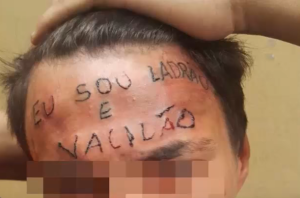Intentó robar a un discapacitado… y le tatuaron esto en la frente (VIDEO)