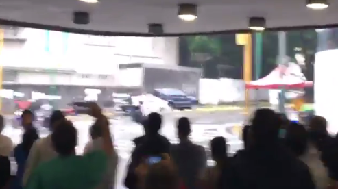 Paramilitares atacan trancazo en San Bernardino: Lanzaron lacrimógenas dentro de Clínica Caracas (Video)