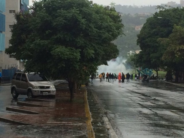 Represión en el Distribuidor Altamira durante el trancazo de este 28 de junio. Foto: Twitter/ @Angie_GonzalezB