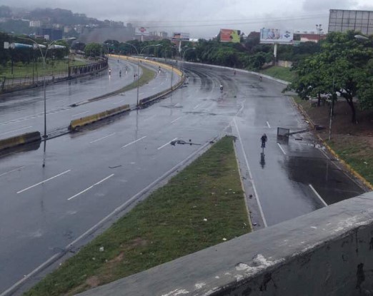 Autopista Francisco Fajardo durante el trancazo del miércoles 28 de junio de 2017. Foto: Twitter/@JuanAndresMejia