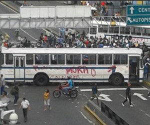 Oficialistas efectúan vandalismo en comercios y autobuses durante protesta en Catia (Fotos)