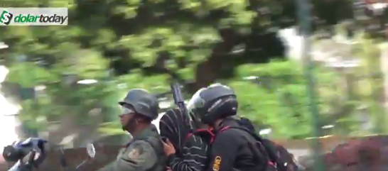 La GNB paseó "como un trofeo" a uno de los jóevnes detenidos en Altamira.  Foto: Capture