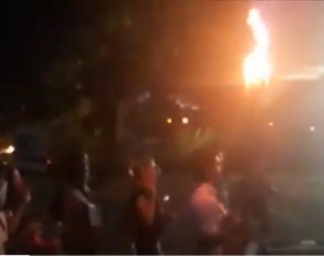 Manifestantes sostienen antorcha en honor a Fabián Urbina (video)