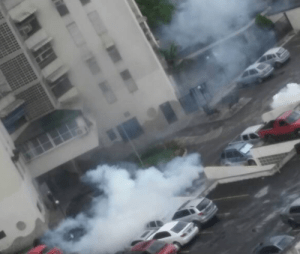 La “gloriosa” GNB lanzando lacrimógenas en zona residencial de Maracay (Video + Fotos)