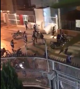 Captado en cámara: La arremetida de PoliAragua contra manifestantes en Urb. San Isidro en Maracay