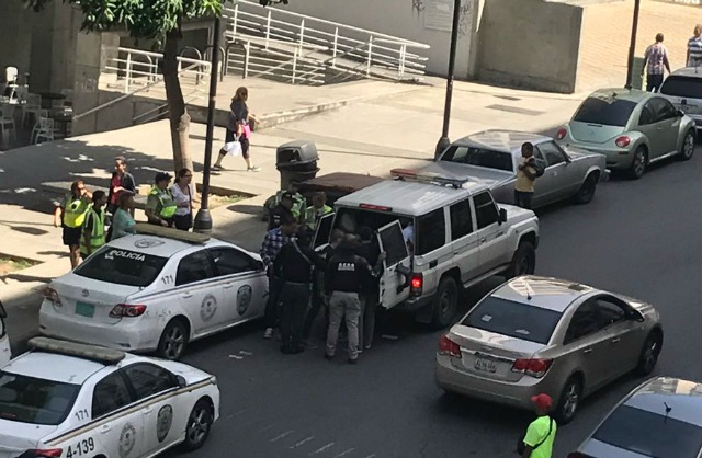 Foto: Sebin detiene a jóvenes en Plaza Los Palos Grandes en Caracas / Lorena Mijares? 