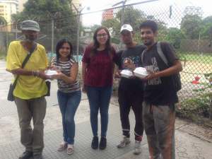 Fundación Sonrisas de Esperanza lleva alimentos a personas en condición de calle en Caracas (Fotos)